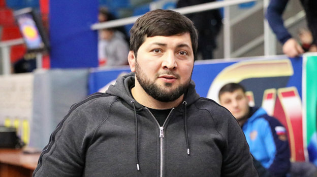 Тренер сборной Дагестана по вольной борьбе спас из горящей иномарки шесть человек