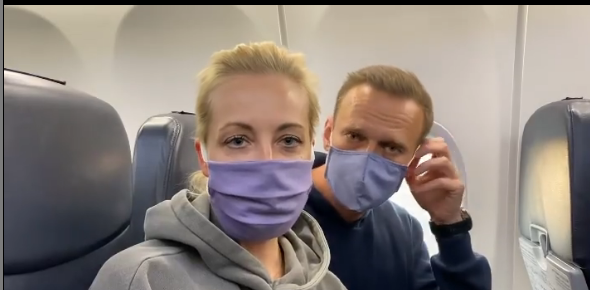 Прилетевшего не в тот аэропорт Навального задержали в зоне погранконтроля
