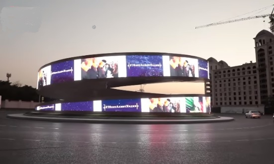 В Грозном на площади «Минутка» заработал огромный светодиодный экран
