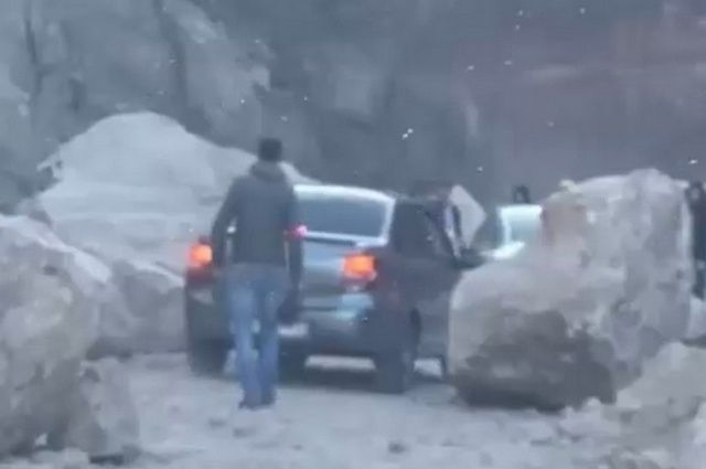 Камни упали на дорогу в Эльбрусском районе КБР