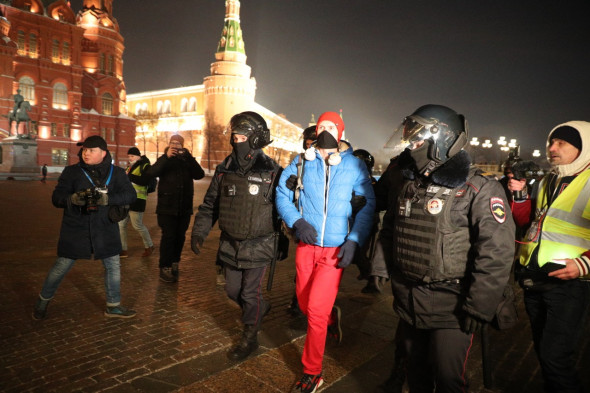 В Москве после оглашения приговора Навальному его сторонники устроили акцию 