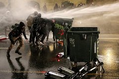 Спецназ Грузии использовал слезоточивый газ в отношении протестующих возле парламента