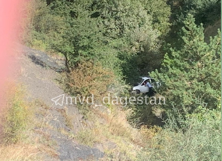 В Дагестане «LADA Granta» съехала в обрыв высотой около 100 метров