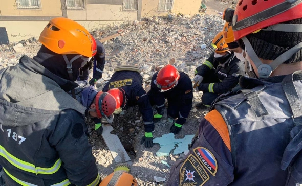 Российские спасатели нашли 150 тысяч долларов в кастрюле под завалами в Турции
