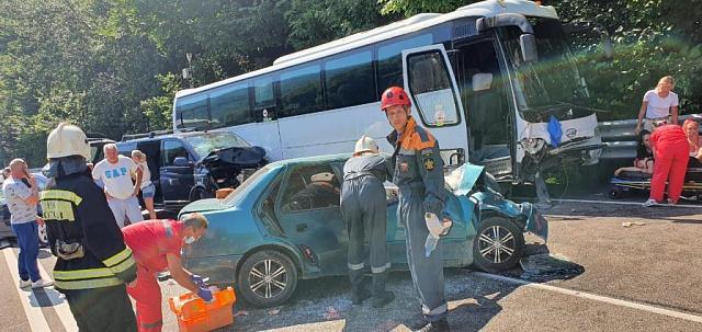 В Сочи в столкновении трех легковушек и экскурсионного автобуса пострадали 5 человек