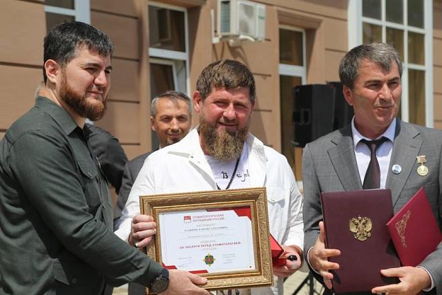 Кадырова отметили орденом за заслуги перед стоматологией