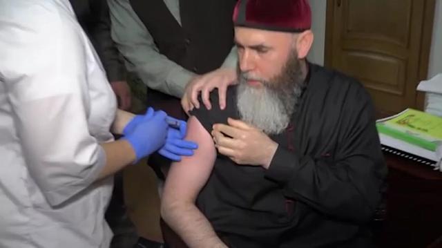Муфтий Чечни Салах-хаджи Межиев сделал прививку от коронавируса