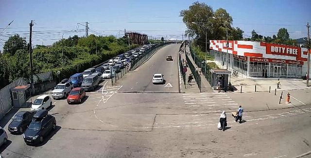 Жители Абхазии берут с туристов деньги за объезд пробки на границе, но обманывают людей   
