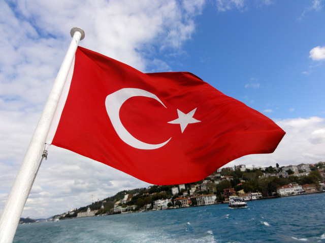 Турецкая лира после победы Эрдогана потеряла в цене