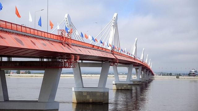 РФ и Китай открыли грузовое движение по международному мосту через Амур