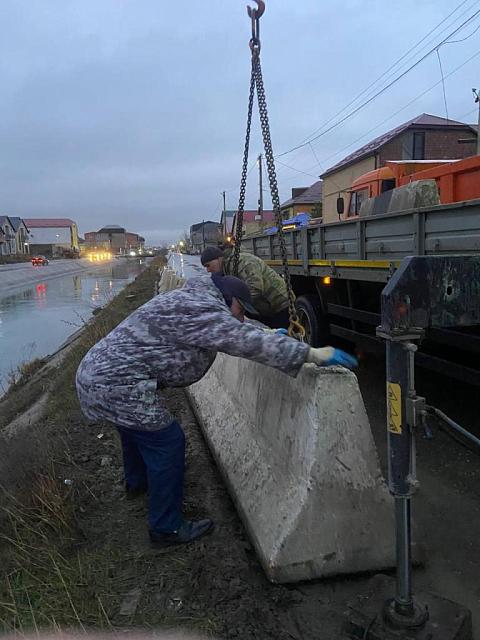 В Махачкале вдоль опасного участка канала установили бетонные ограждения