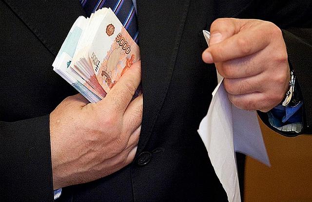 Чиновник мэрии Каспийска вымогал 100 тысяч рублей у владельца ларька