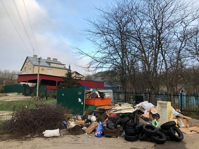 Из-за сброса строительного мусора в контейнеры на ул. Тургенева в Ставрополе пришлось провести совещание у свалки 