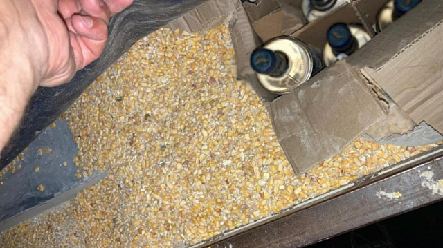 В Дагестане перевозчик спрятал под кукурузой более 28 тыс. литров контрафактного алкоголя