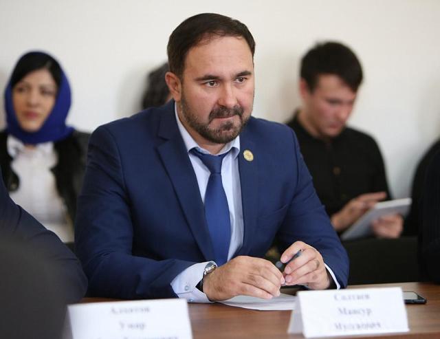 На заседании парламента Чечни новый омбудсмен Солтаев принёс присягу