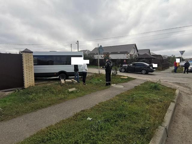На Ставрополье водитель и пассажир маршрутки пострадали в столкновении с легковушкой