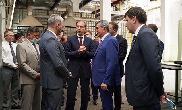 Министр промышленности Мантуров обсудил в РСО-А индустриальные парки  