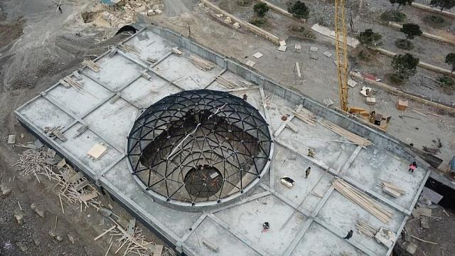 Уникальный купол установили на строящуюся библиотеку в Дербенте