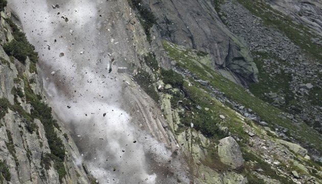 Три московских туриста пострадали из-за камнепада в горах КБР