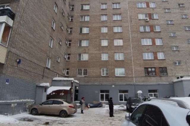 Россиянка погибла при падении кресла, выброшенного с седьмого этажа