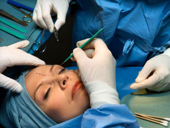 Пластические хирурги изуродовали лицо жительницы Сочи