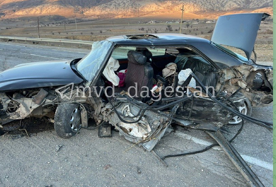 В Дагестане «Mercedes-Benz» превратился в груду металла после столкновения с «КамАЗом»