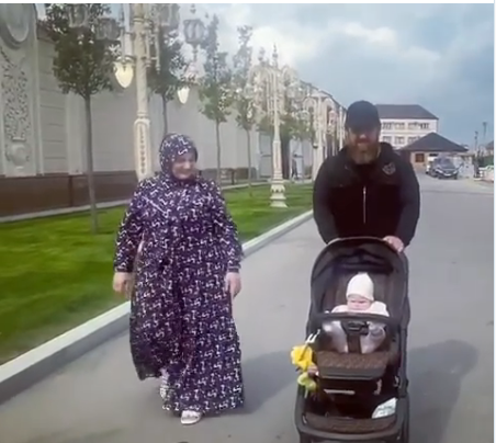 Кадырова заметили с детской коляской на улицах Грозного