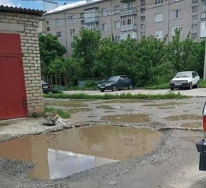 Жители Карачаево-Черкесии пожаловались на глубокие лужи перед многоэтажками