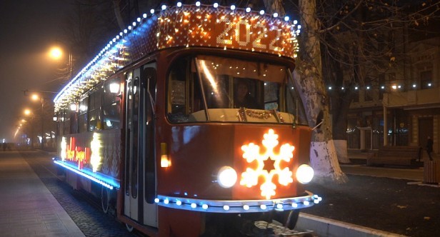 Новогодний трамвай 22 декабря начал курсировать во Владикавказе