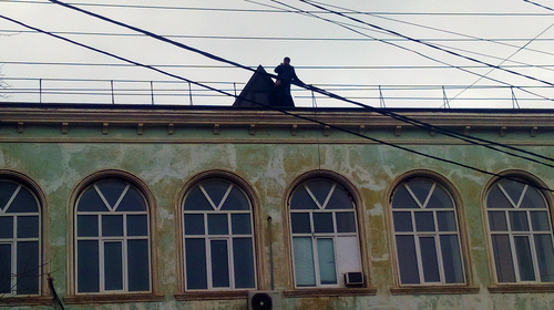 Активист Салим Халитов поднялся на крышу ортотравматологического центра в Махачкале   