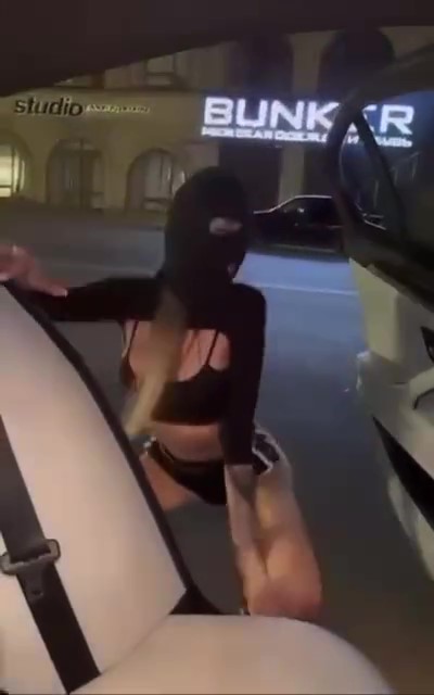 Полуголая девушка возмутила жителей приватным танцем на улице Махачкалы
