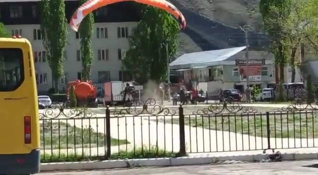 В Дагестане парапланерист при приземлении врезался в автоцистерну