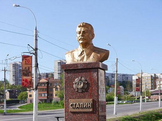 Опрос: около половины россиян высказались за памятник Сталину 