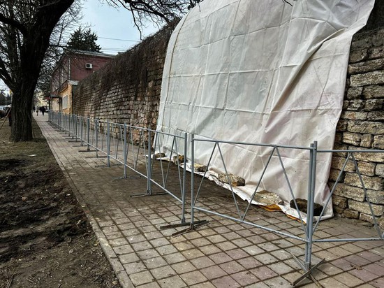 В Ставрополе рано утром произошло разрушение стены у Крепостной горы 
