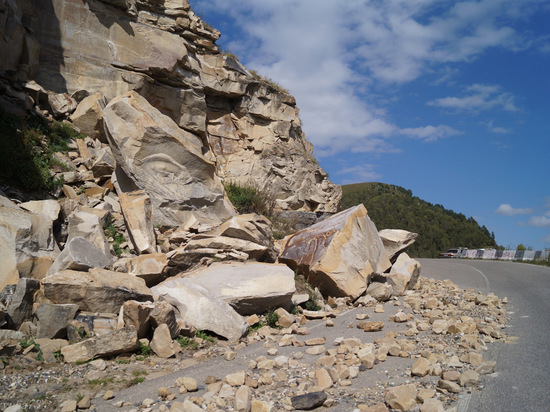 В Северной Осетии на Транскавказскую магистраль обрушилась тонна камней  