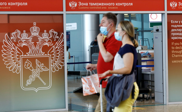 Россияне хотели вывезти из страны более 100 миллионов рублей