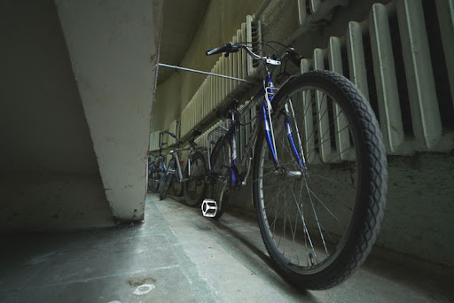 Житель Ставрополья попал на камеру, угоняя велосипед: видео 