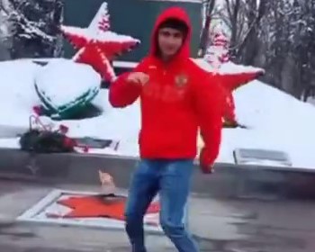 На Ставрополье подросток сплясал лезгинку на мемориале «Вечная слава»