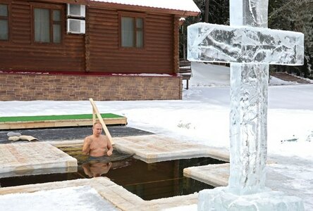 В Крещение Владимир Путин окунулся в ледяную воду