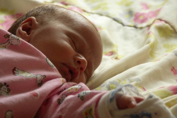 На Ставрополье новорожденная малышка чудом выжила после падения с высоты