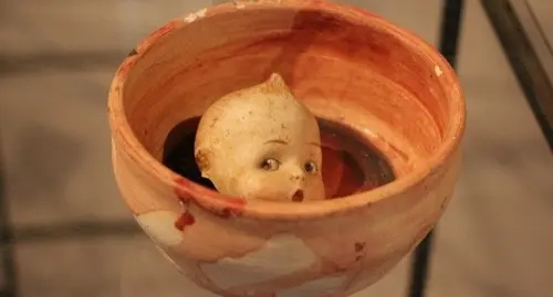 Голову куклы в чаше убрали с выставки современного искусства во Владикавказе