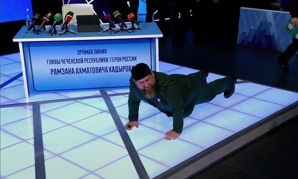 Кадыров отжался 35 раз в студии прямой линии