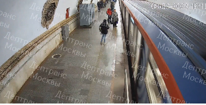 Мужчина толкнул 15-летнего подростка под электропоезд в метро Москвы