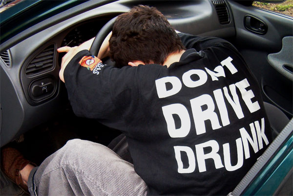 В Ессентуках пьяный водитель «забыл» о наезде на знак и опрокидывании автомобиля