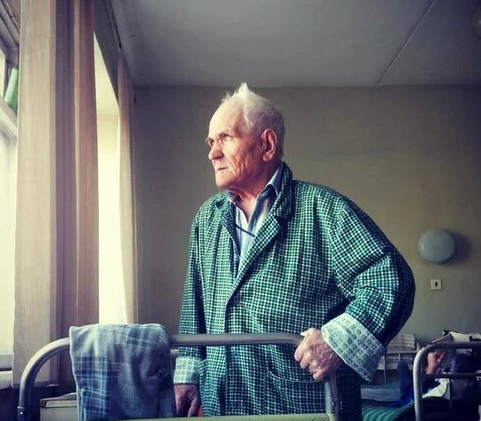 В клинике Махачкалы 73-летний пациент выпал из окна и погиб