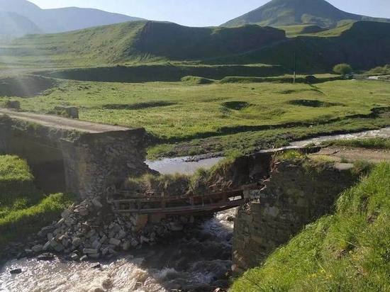 Из-за ливней разрушилась опора моста в Дагестане