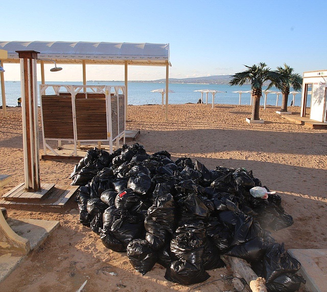 С пляжей Геленджика убрали десятки тонн водорослей