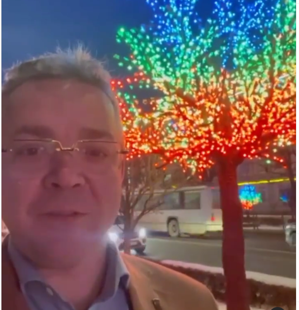 Деревья в центре Ставрополя окрасили в цвета флага КЧР