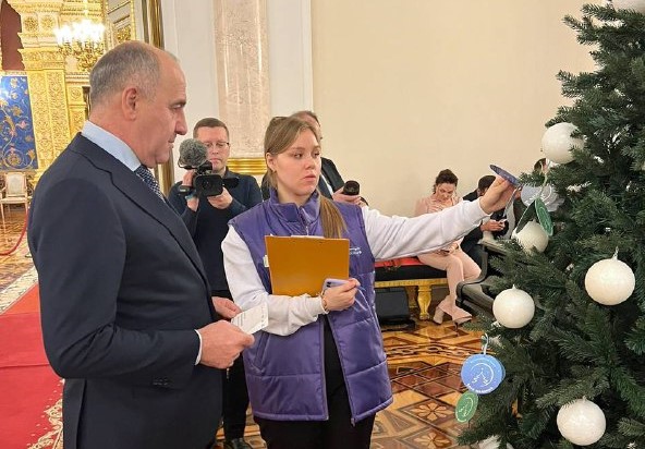 Глава КЧР исполнит мечты трех детей с кремлевской «Елки желаний»