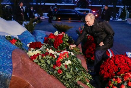 Путин возложил цветы к могиле первого президента России
